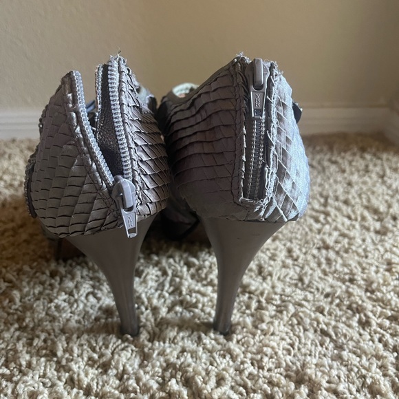 Silver heels with rhinestone bow - Picture 3 of 7